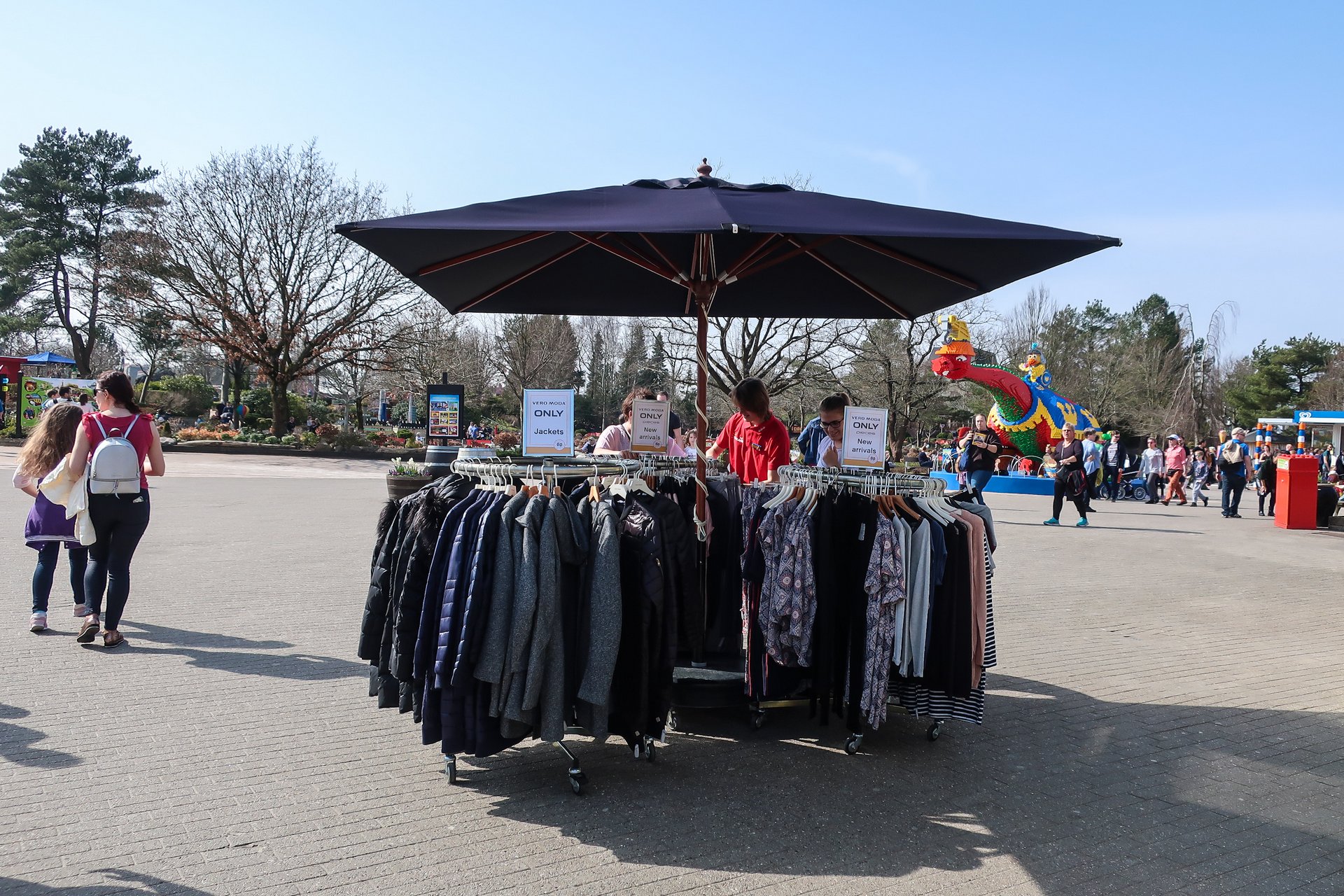 Продажа одежды в Леголенде