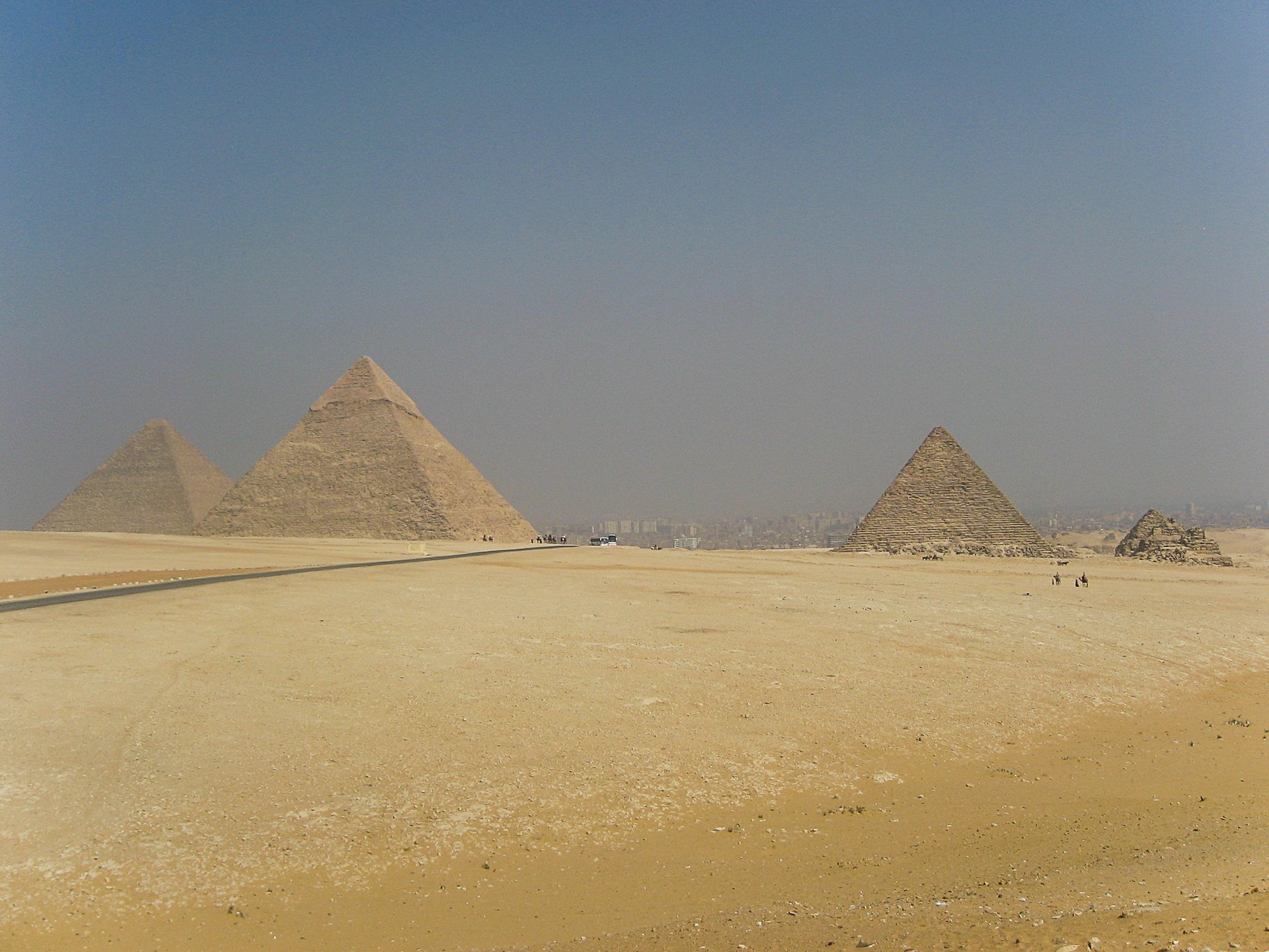 Великие Пирамиды на окраине Каира в Египте