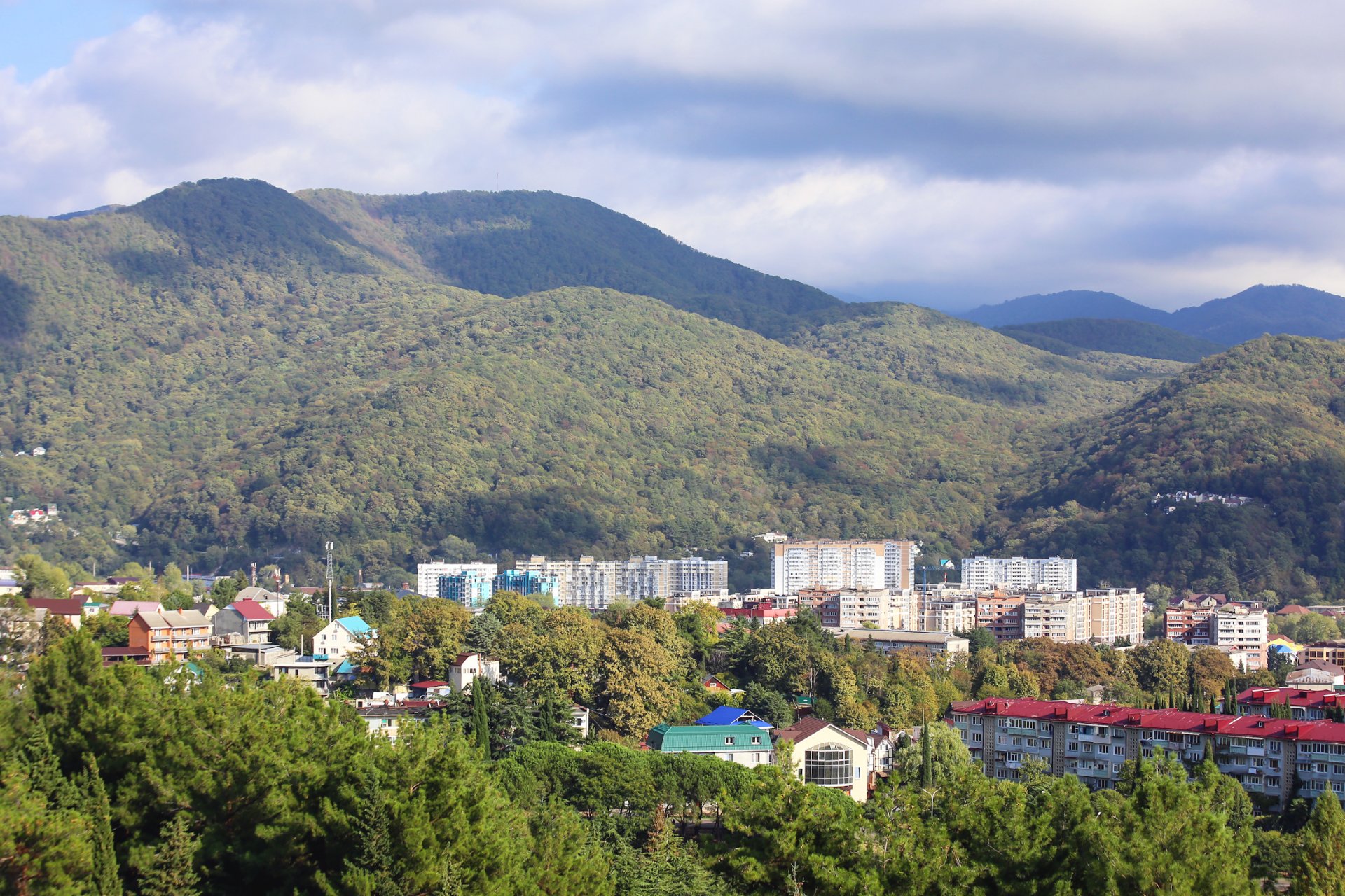 Вид на горы, окружающие Лазаревское