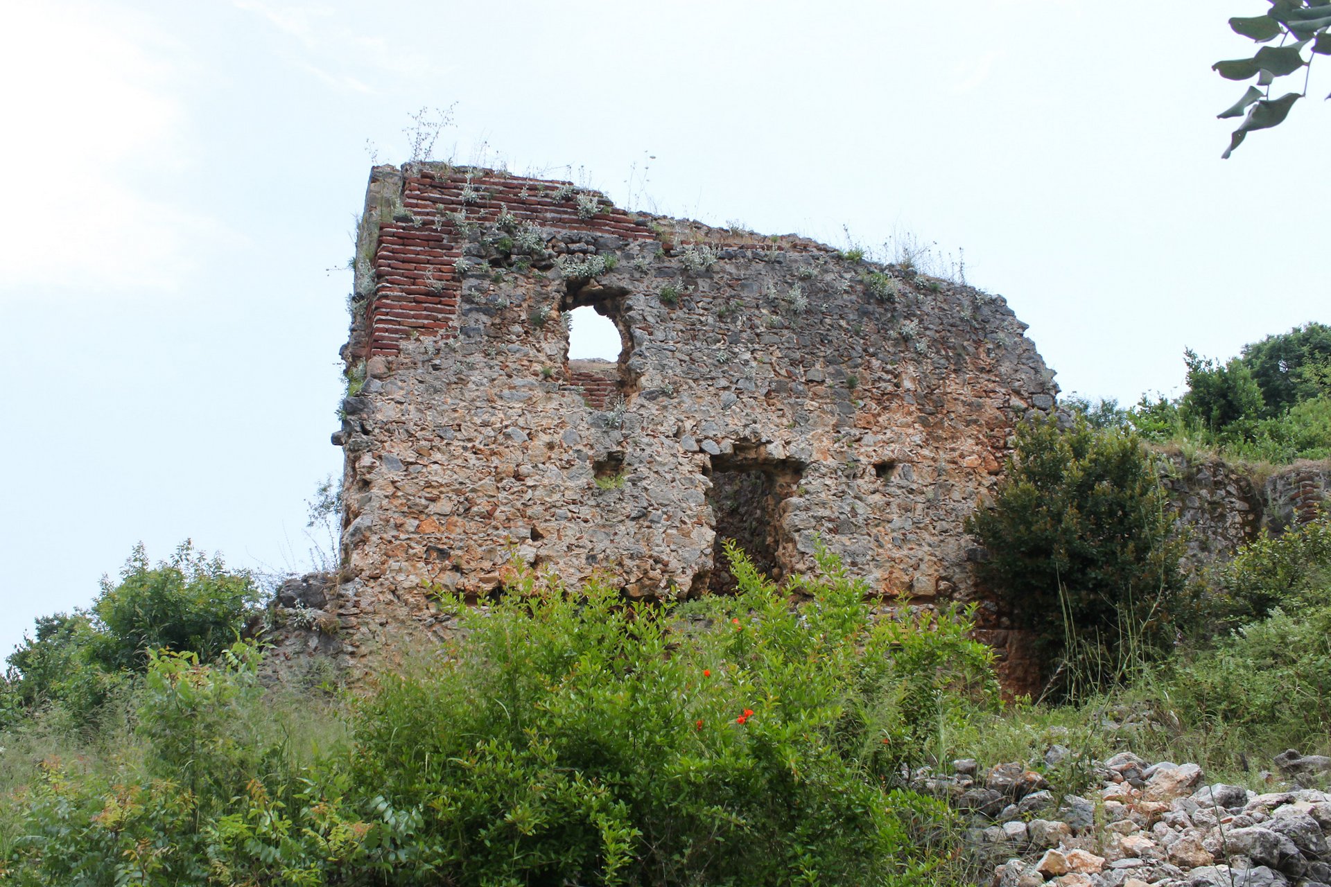 Расрушенное строение крепости Аланьи