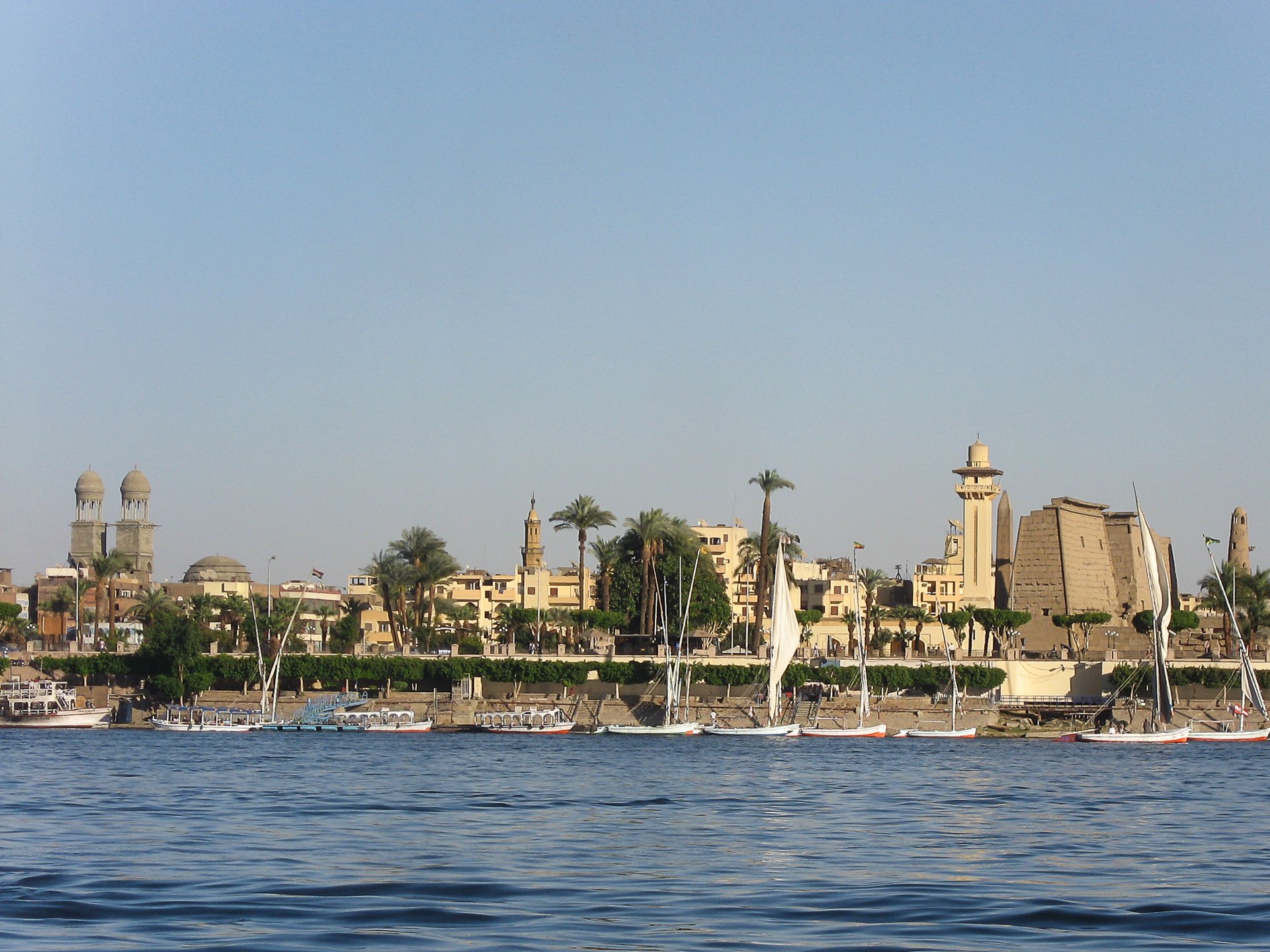 Вид с реки Нил на Луксорский храм