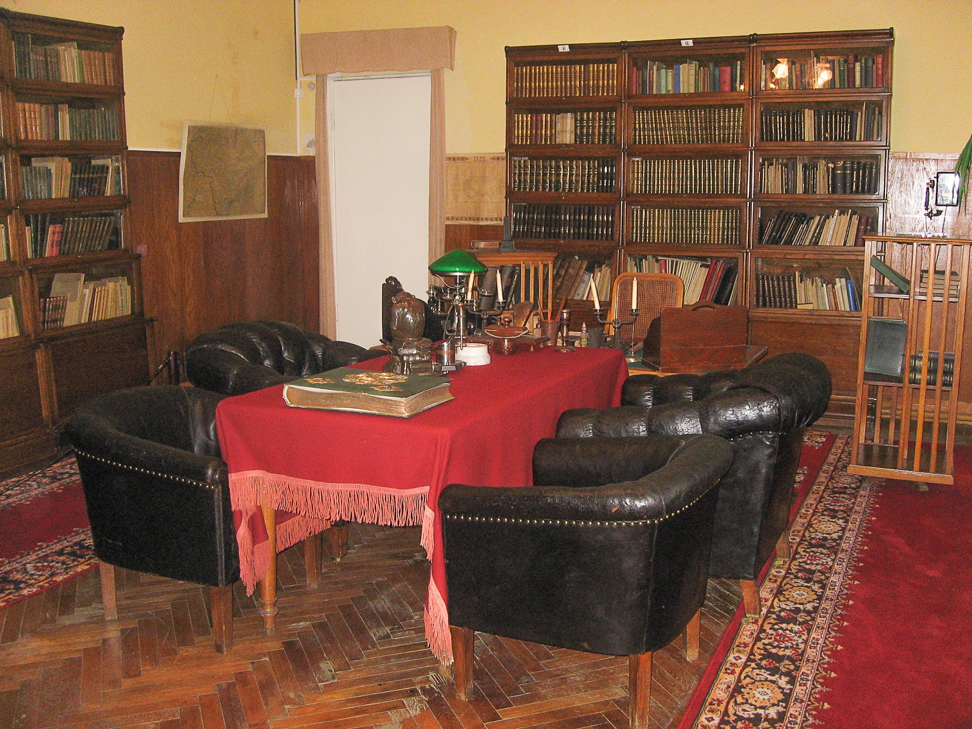 Рабочее место Ленина в музее Горки Ленинские