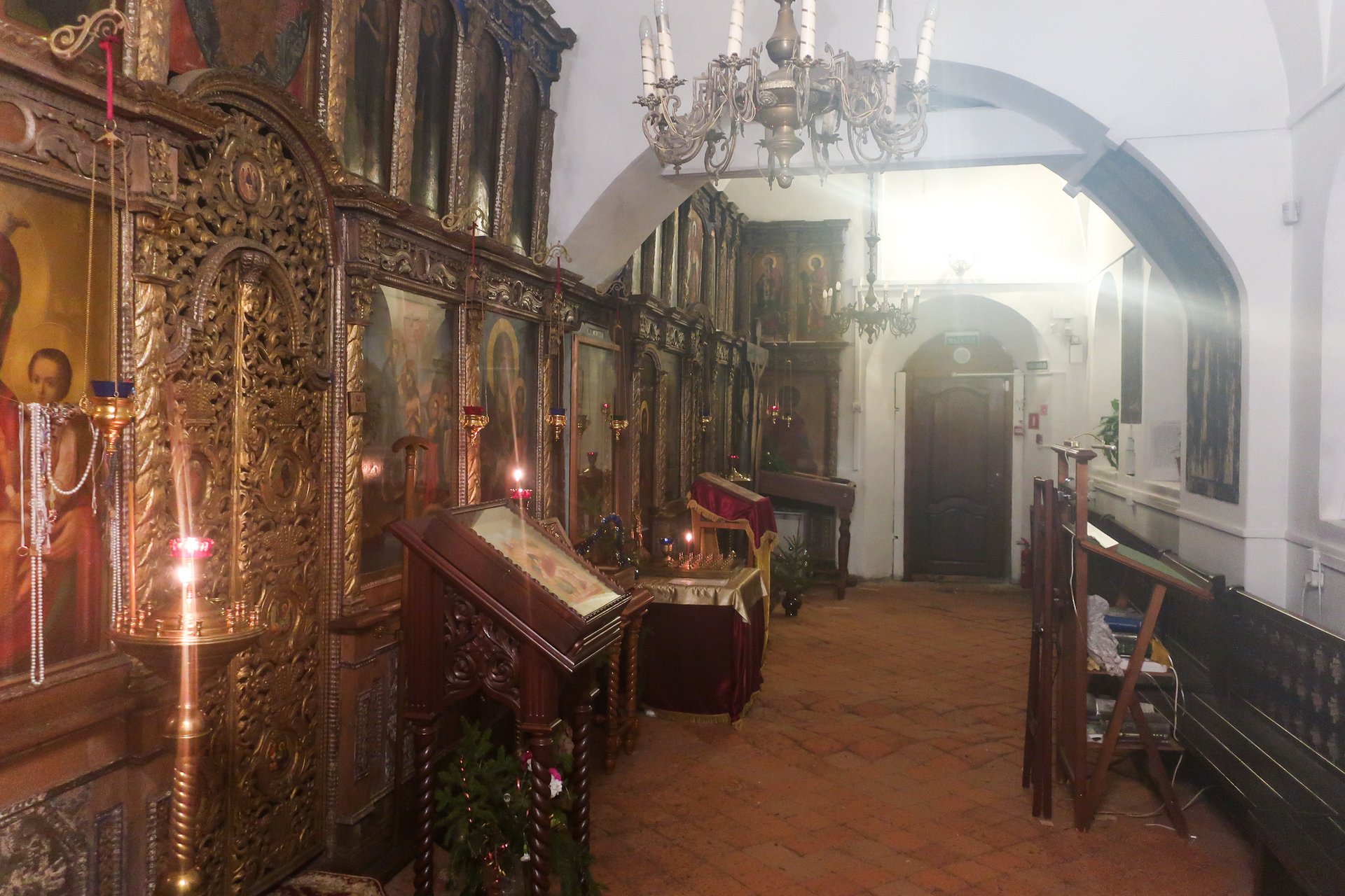 Внутри надвратной церкви Ферапонтова монастыря