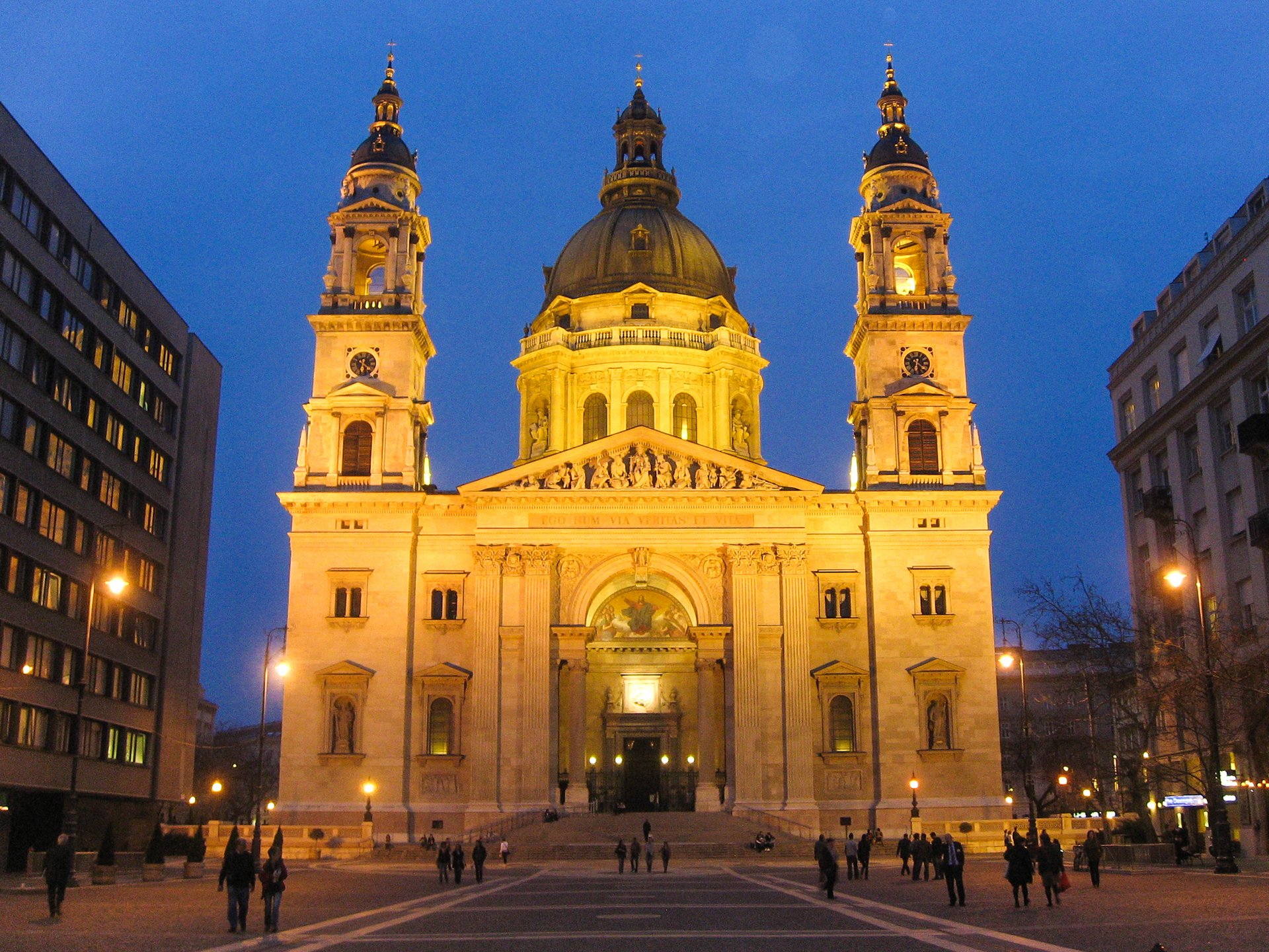 Вечерная подсветка собора Святого Иштвана в Будапеште