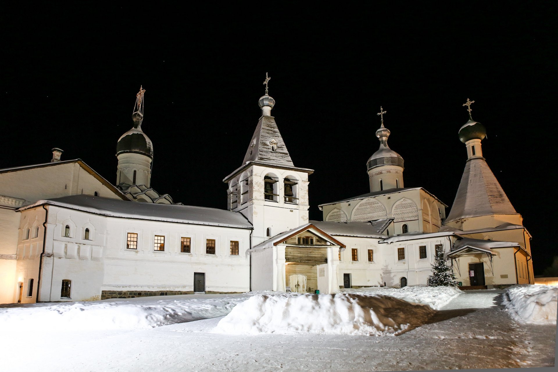 Ферапонтов монастырь в Вологодской области - трапезная и церкви